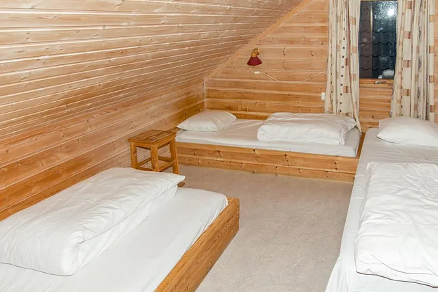 Beskrivende bilder av Jomfruburets fasiliteter